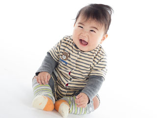 座って笑う赤ちゃん