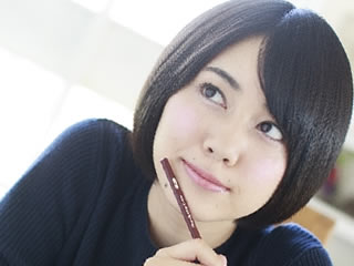 トランス脂肪酸が発生する理由を勉強中の女性