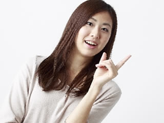 ステビアの安全性について説明する女性
