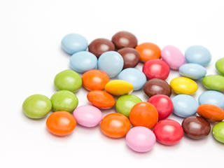 合成甘味料の入ったカラフルなお菓子