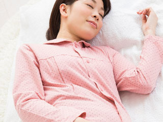眠る妊婦
