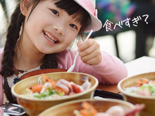 食事をする女の子