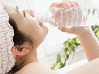 水を飲む女性