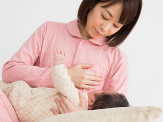 授乳する女性