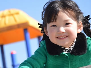 親権を取った母親と楽しく遊ぶ笑顔の子供