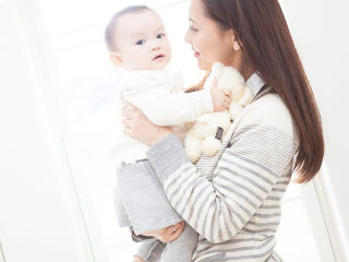 赤ちゃんを抱っこする女性