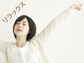 両手を伸ばして気持ちよさそうな女性