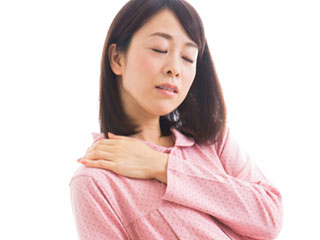 肩を揉む女性