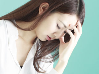 目を閉じて俯く女性