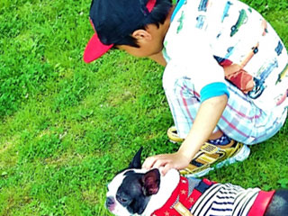 犬と一緒に外で遊ぶ子供