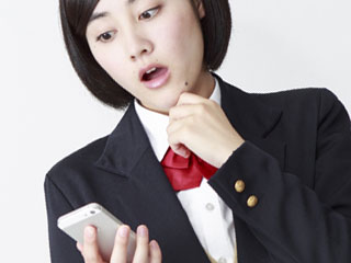 高校生がスマホの画面を見ている