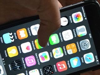 手に持ったスマホ