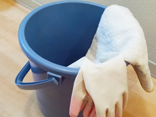 壁紙掃除に使える重曹水を作るためのバケツとゴム手袋