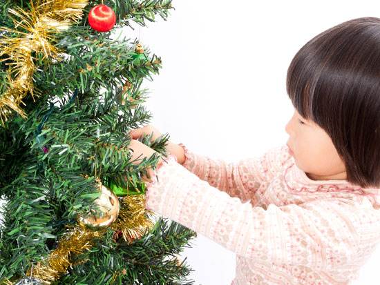 クリスマスツリーを飾り付ける女の子