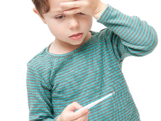 体温計を持ちながら額に手を当てる子供