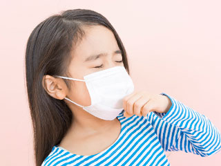 マスクをして咳をする子供