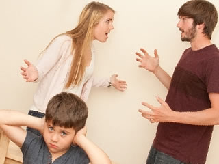 子供の前で夫と離婚について争う妻