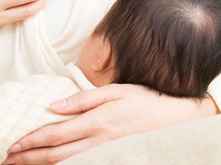 赤ちゃんに授乳する母親