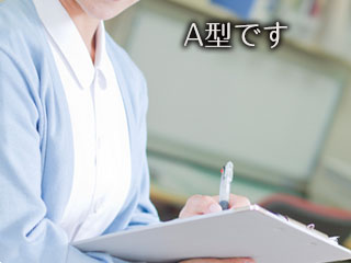 検査結果を見る看護師