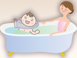 赤ちゃんと一緒に入浴する母親