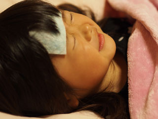 熱さましシートを貼って眠る女の子