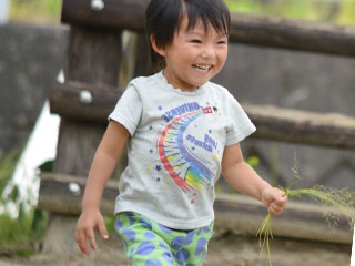 外を駆け回る男の子