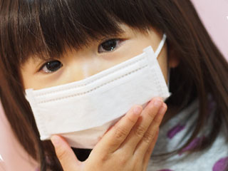 マスクをして苦しそうな女の子