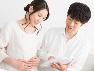 夫と会話する妊婦