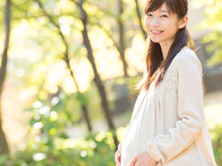公園で散歩する妊婦