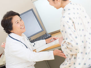 女医の診察を受ける妊婦
