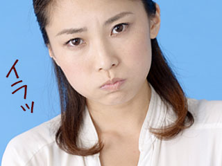 口を尖らせた女性