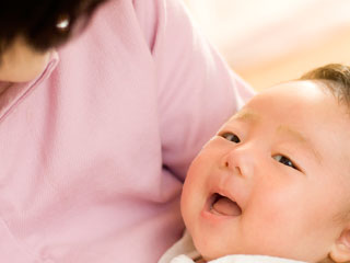 赤ちゃんを抱っこする母親