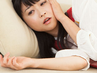 ソファに横になる女性