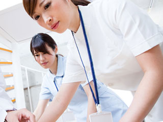 看護師が患者を見る