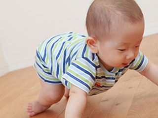 動き回る赤ちゃん