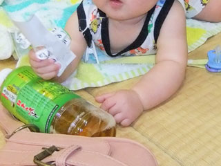 赤ちゃんの周りに散らばる物