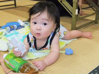 畳みの上で遊ぶ赤ちゃん
