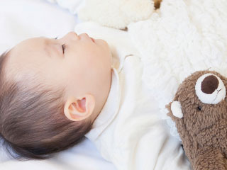 眠る赤ちゃん