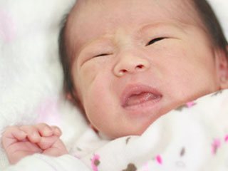 泣き出しそうな顔で訴える赤ちゃん