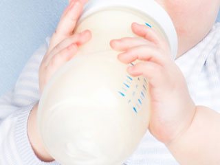 赤ちゃんが持つ哺乳瓶