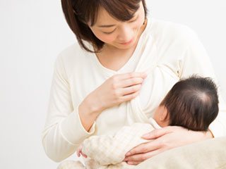 授乳するお母さん