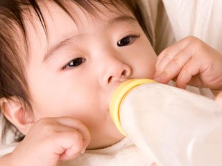 哺乳瓶を咥える赤ちゃん