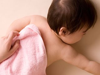 うつ伏せの赤ちゃん