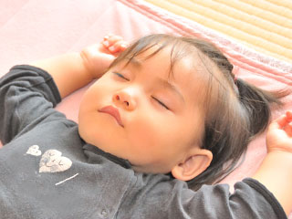 眠る子供