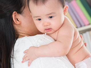 赤ちゃんを抱っこして背中を叩く