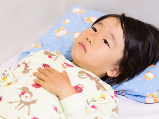 ベッドに横になる子供