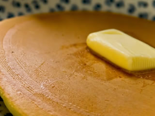 ホットケーキ上に乗ったマーガリン