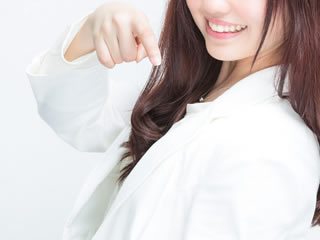着色料の詳細を指さし案内する女性