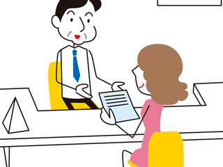 役所で書類を出す女性