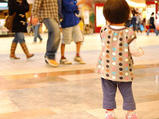 人ごみに立つ幼児